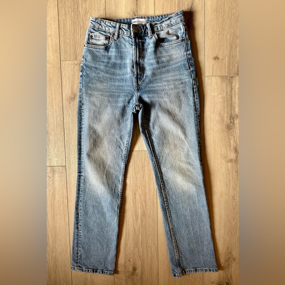 Zara High Rise Straight Leg Jeans Women
Size 6 Light Wash
